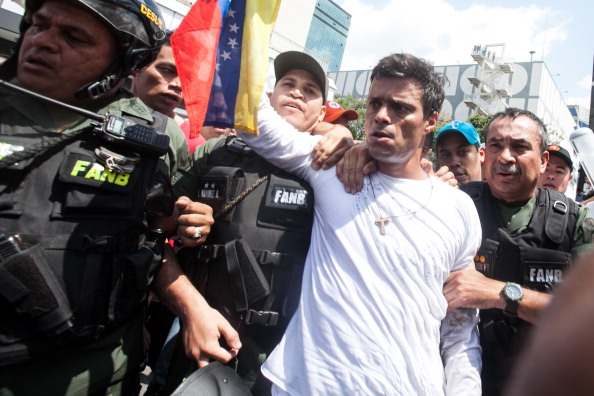 Momento en el que Leopoldo López se entrega a la GNB