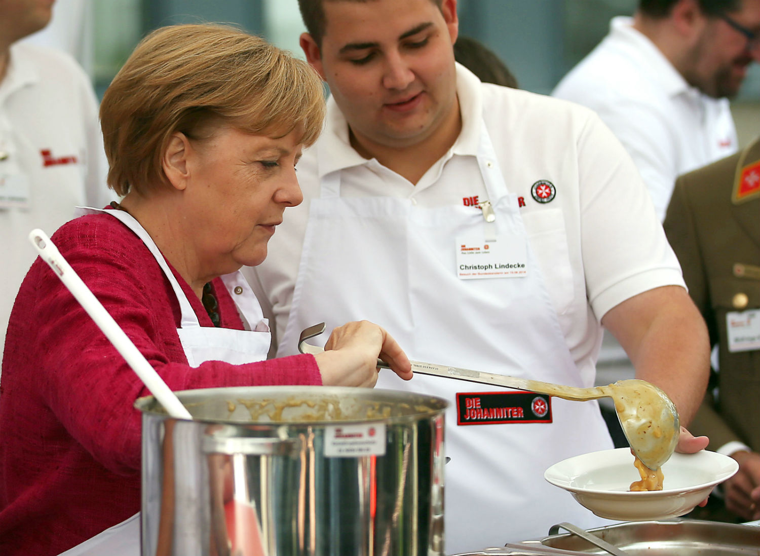 ¿Por qué Merkel comparte sopa de papa? ¿Ganará elección en Alemania?