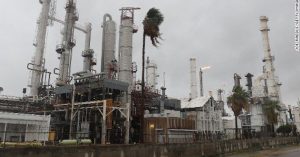 Harvey cierra refinerías Texas aumenta precios combustibles