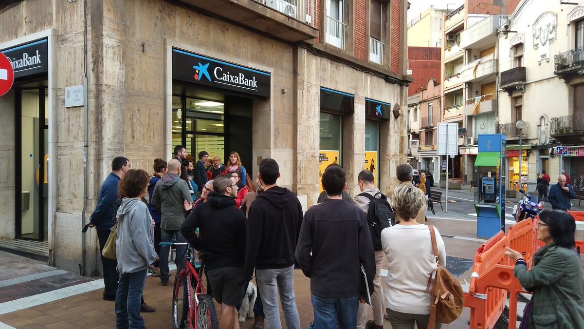 Miles sacan dinero del cajero en Cataluña como símbolo