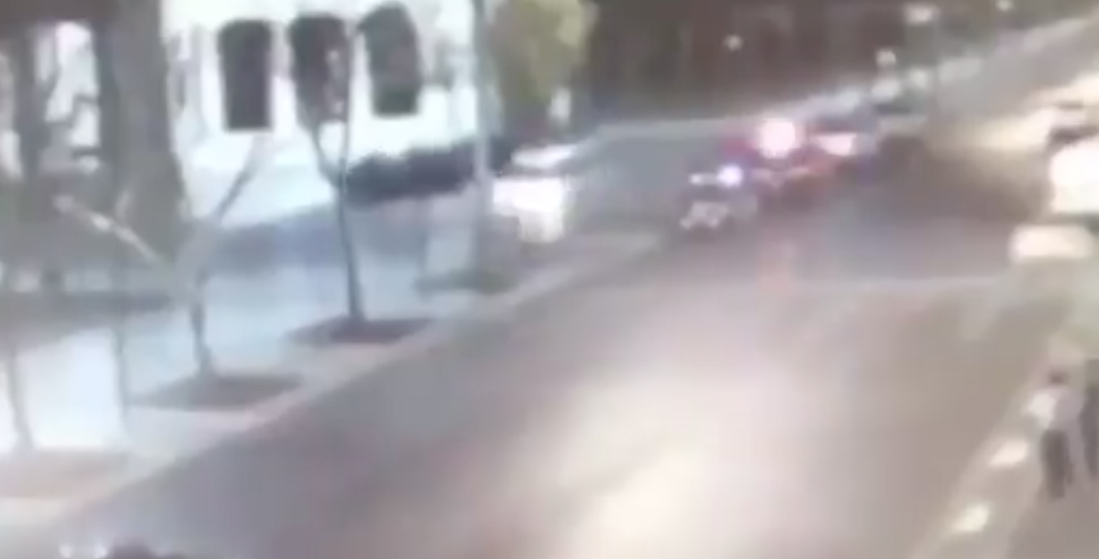 Conductor casi atropella a decenas de policías en la Alameda