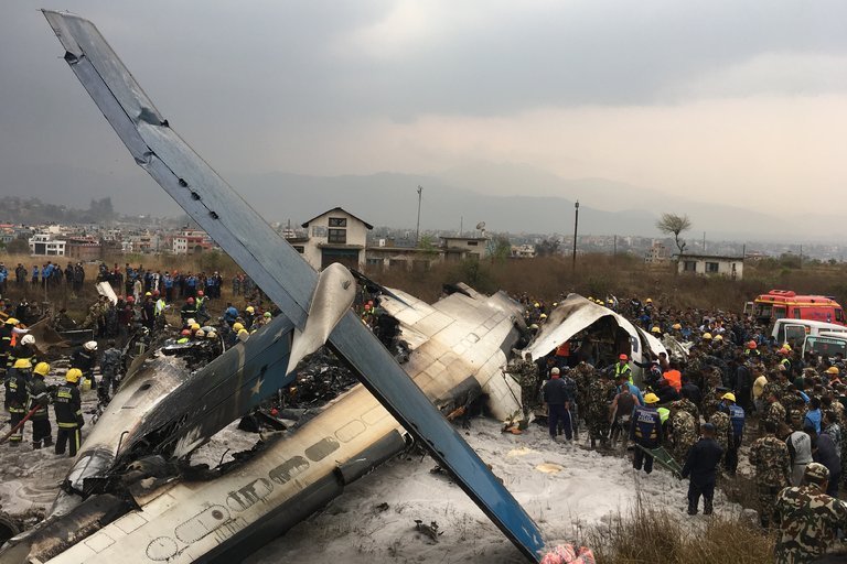 Avión se estrelló afuera de aeropuerto de Katmandú, Nepal