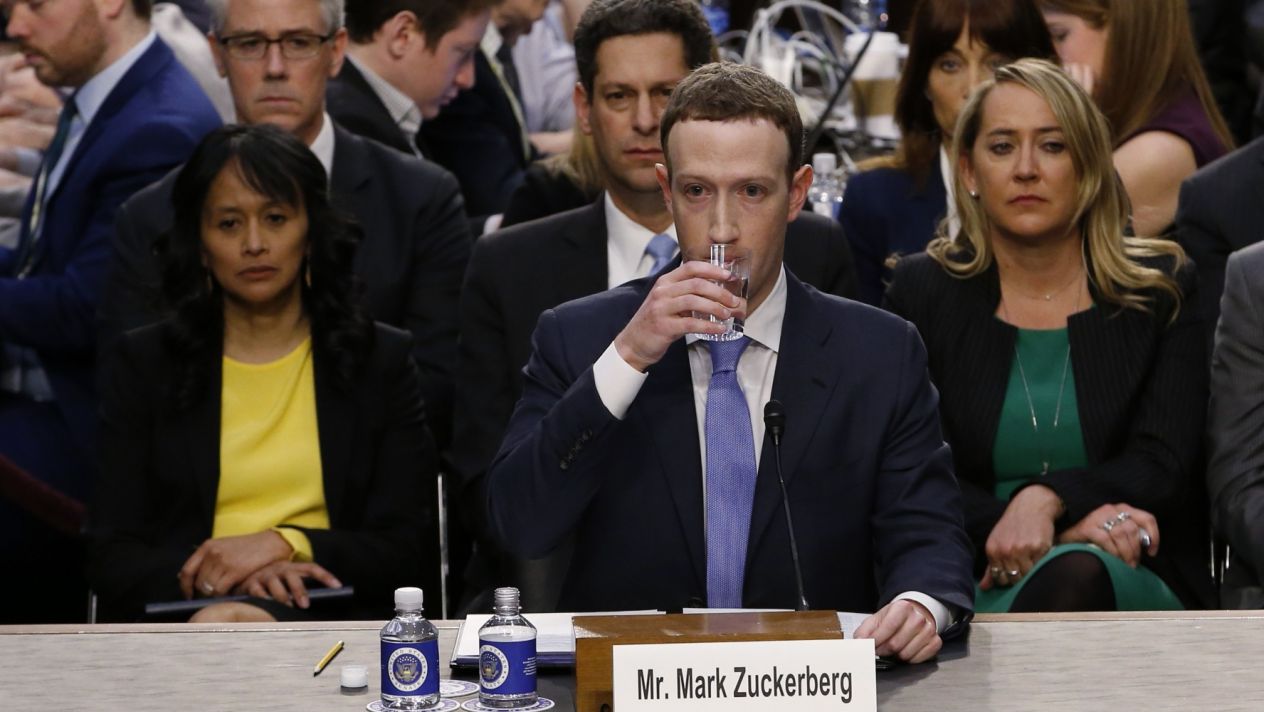 Zuckerberg Facebook Congreso Distopia Ciencia Ficción Asimov