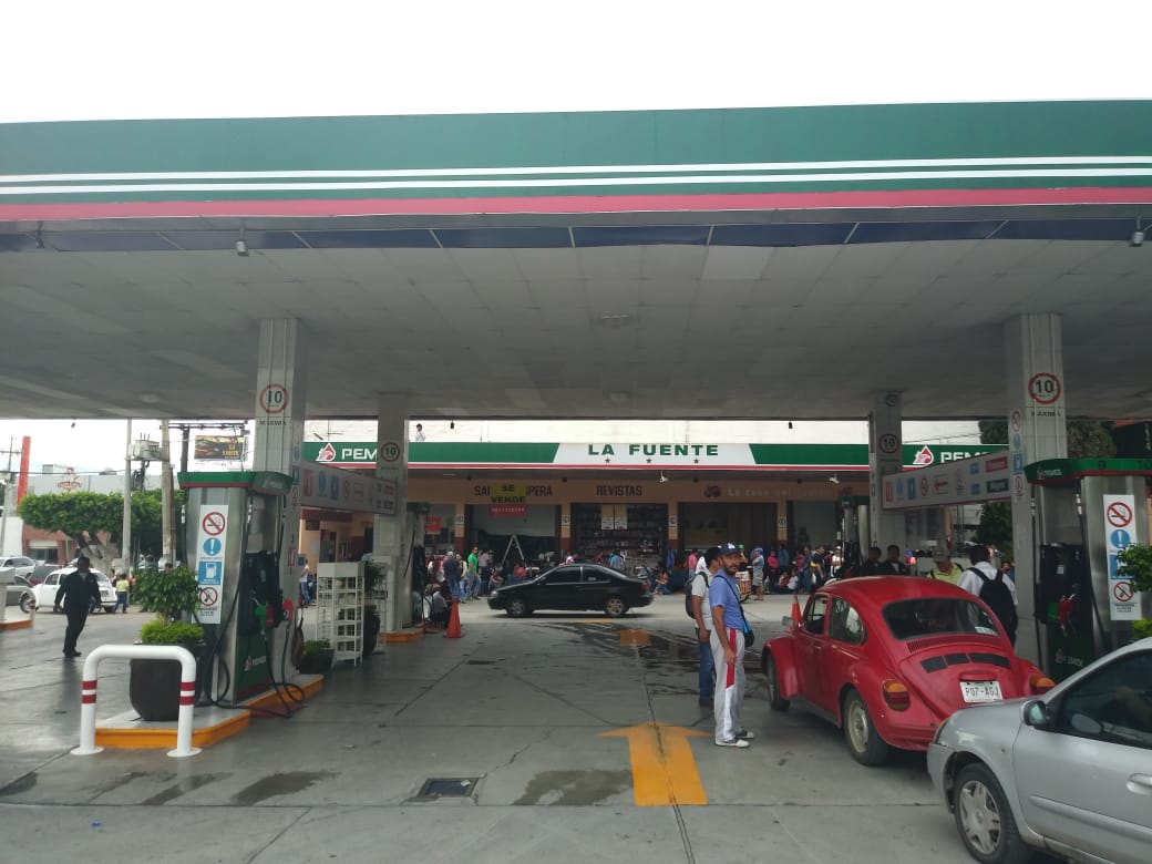 Maestros de la CNTE toman gasolineras y reparten gasolina en Tuxtla Gutiérrez