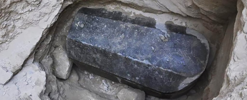 Encuentran sarcófago del tamaño de un refrigerador en Egipto