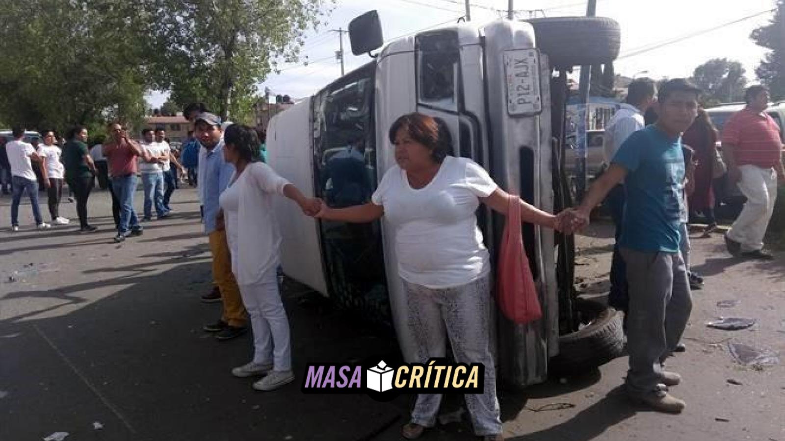 Camioneta que robó casillas volcó en Puebla; vecinos retuvieron y golpearon a los responsables. Noticias en tiempo real