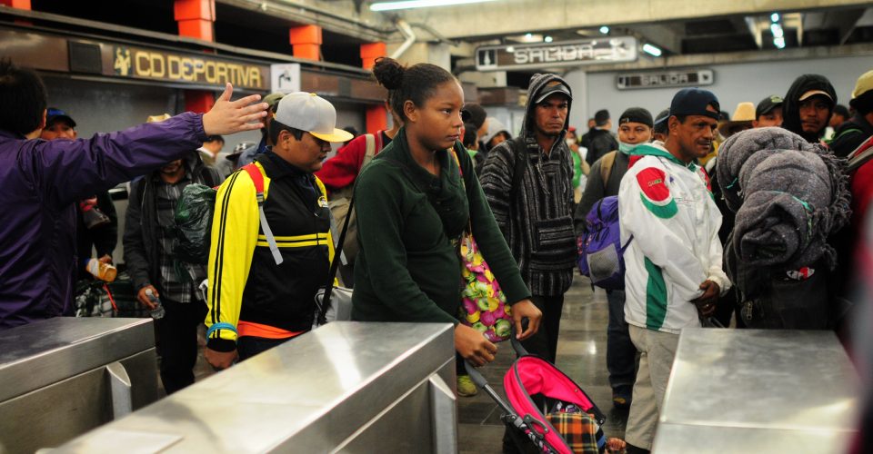 Caravana Migrante deja CDMX en metro