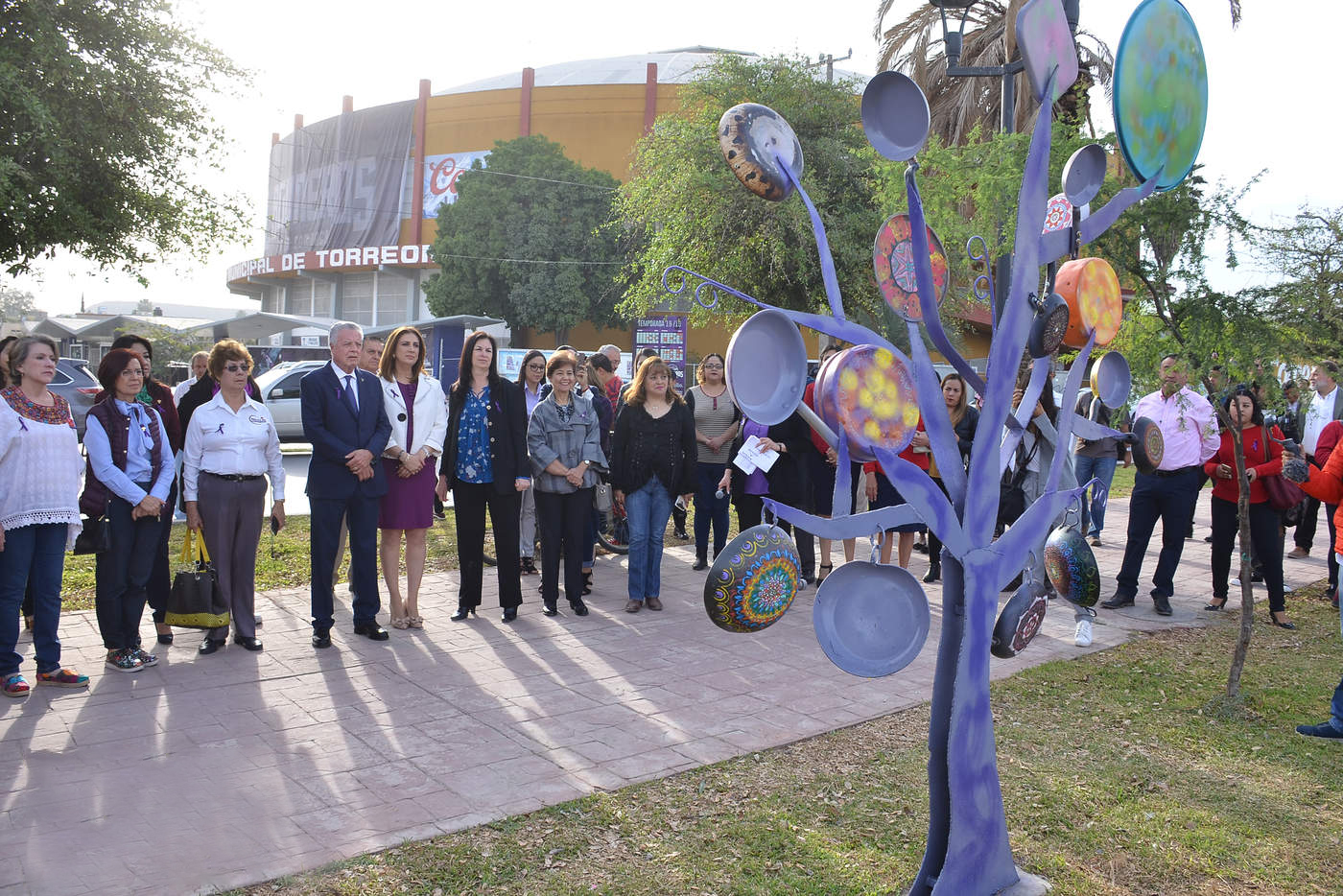 Celebran Día de la Mujer en Torreón con árbol de sartenes