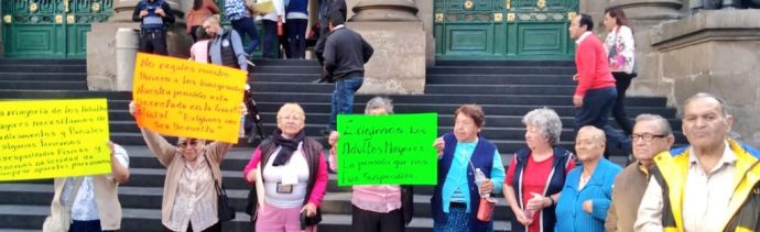 Protestan por apoyos económicos frente a Congreso de CDMX