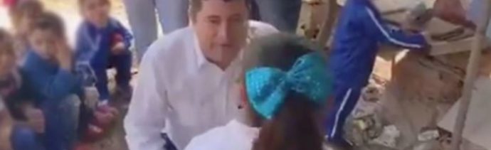 Alcalde bullea a niña: tiene obesidad espantosa, dice