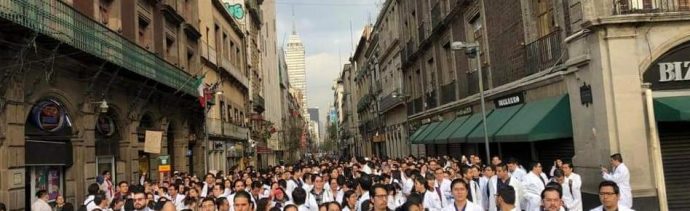 Médicos residentes marcharon hacia el Palacio Nacional