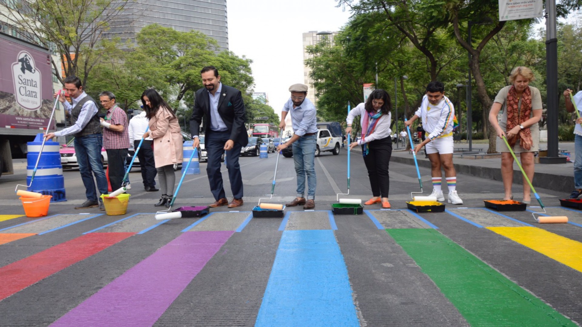 pintan-con-la-bandera-lgbt-paso-peatonal-en-cdmx-plumas-at-micas