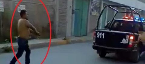 Un policia es desarmado por un aparente ebrio