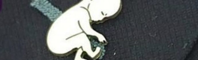 En contra del aborto, diputados del PAN utilizan pin de bebé