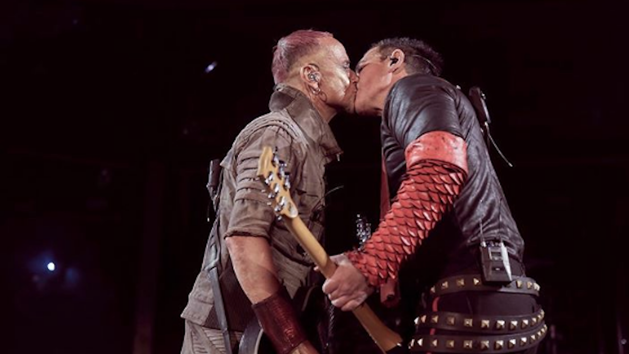 Miembros de Rammstein se besan en escenario ruso