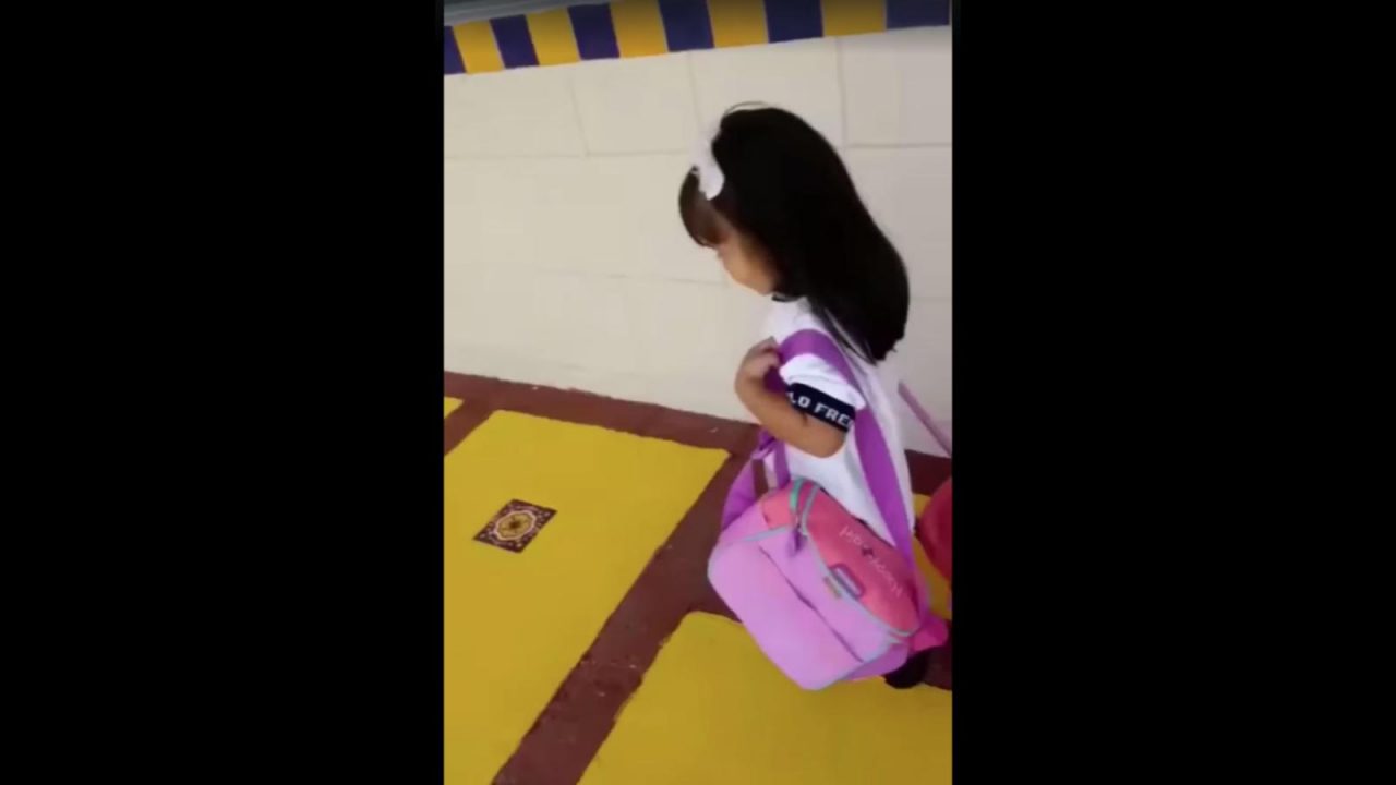 Niñita hace desmadre en su primer día de clases