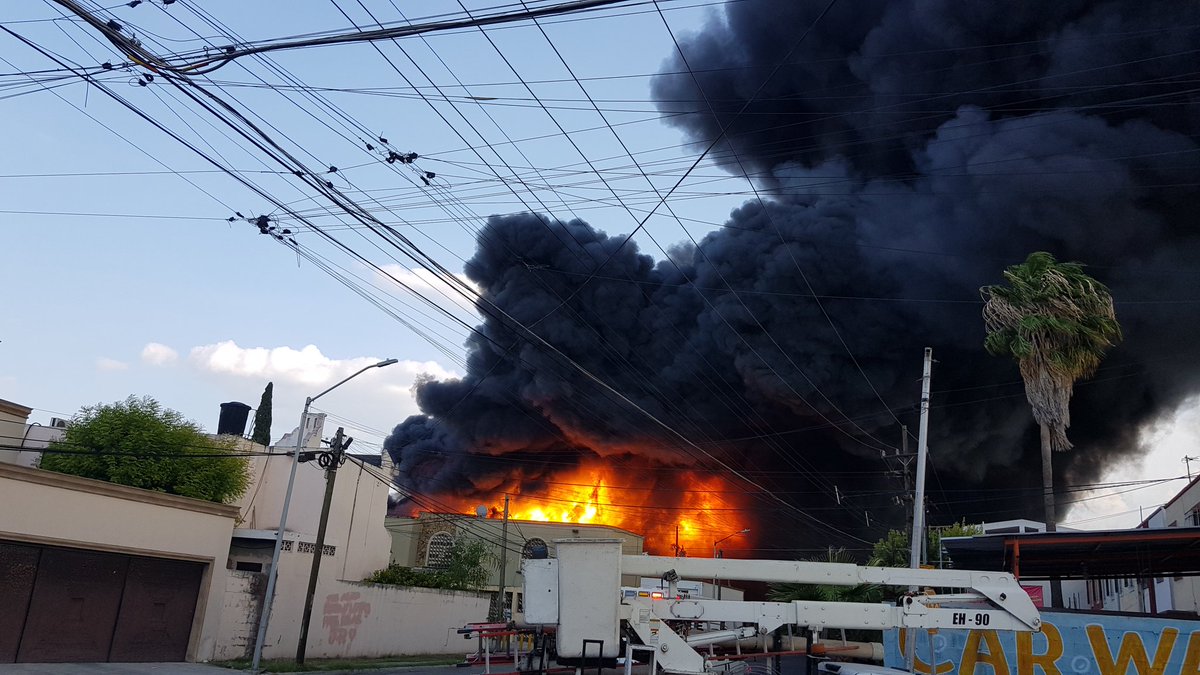 Fuerte incendio en Monterrey, usuarios graban llamaradas