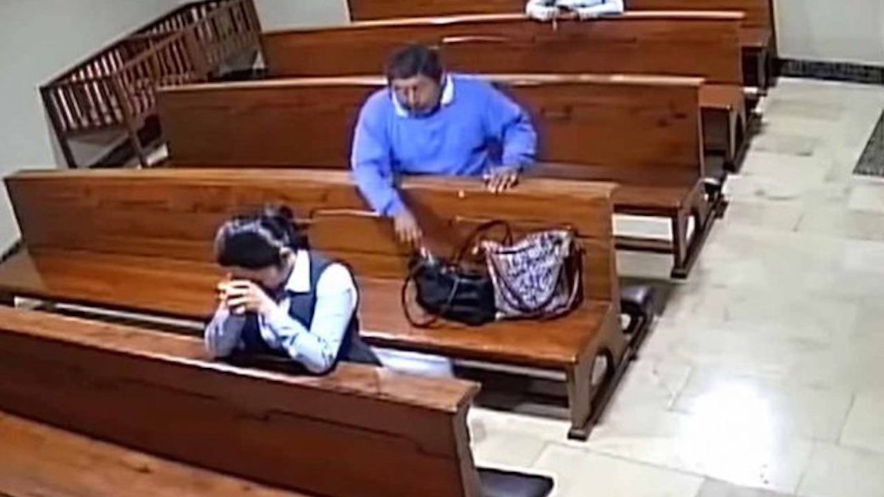 Un ladrón robó un celular dentro de una iglesia en Ecuador