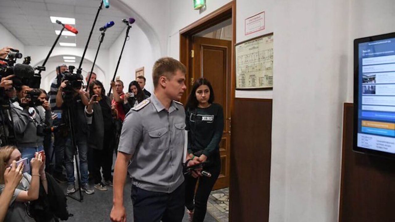 Mataron a su padre tras años de abuso, ahora ellas podrían i
