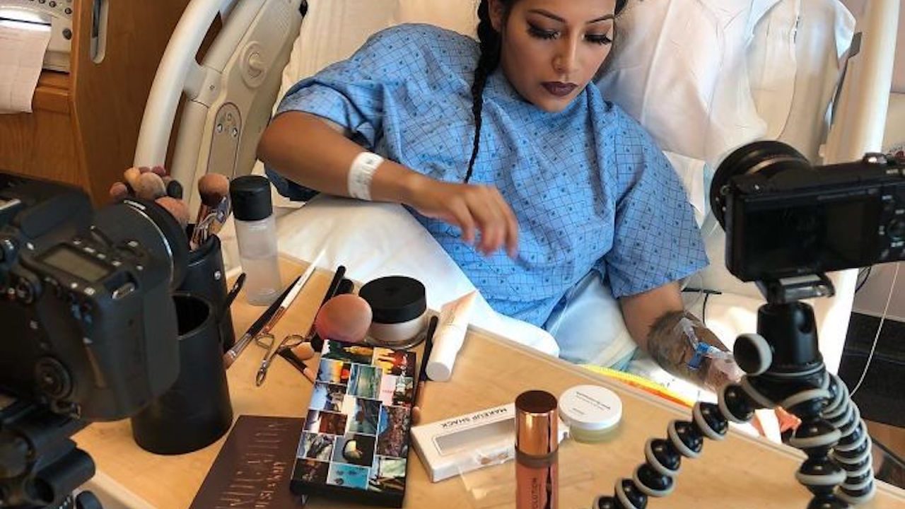 Mujeres usan maquillaje profesional en parto