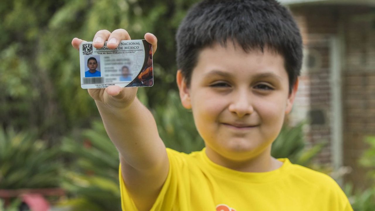 Carlos Santamaría, niño talento, es acosado en la UNAM