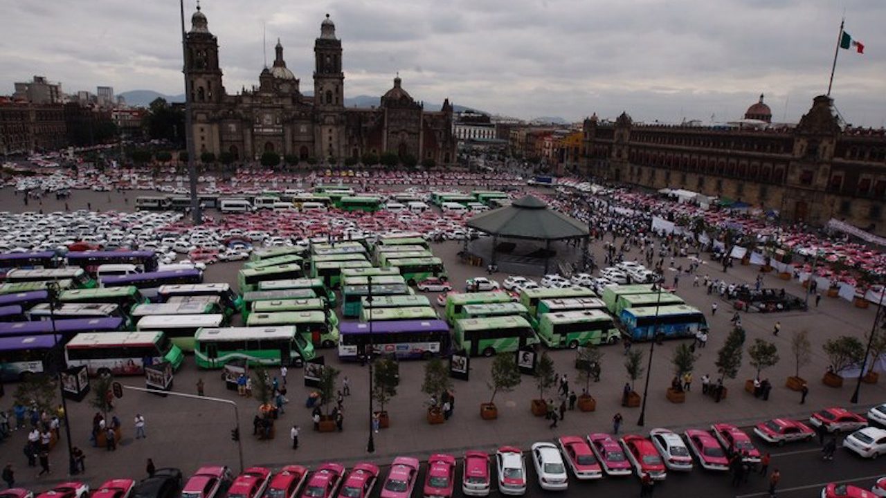 Transportistas marchan al Zócalo desde cuatro distintos puntos