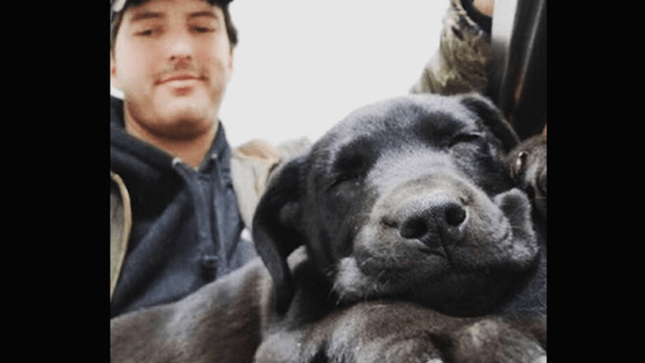 Un joven sordo adoptó y entrenó a un perrito con señas