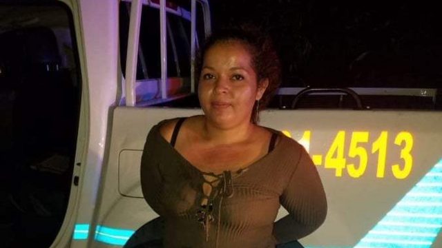 En El Salvador mujer roba patrulla a policías en un descuido