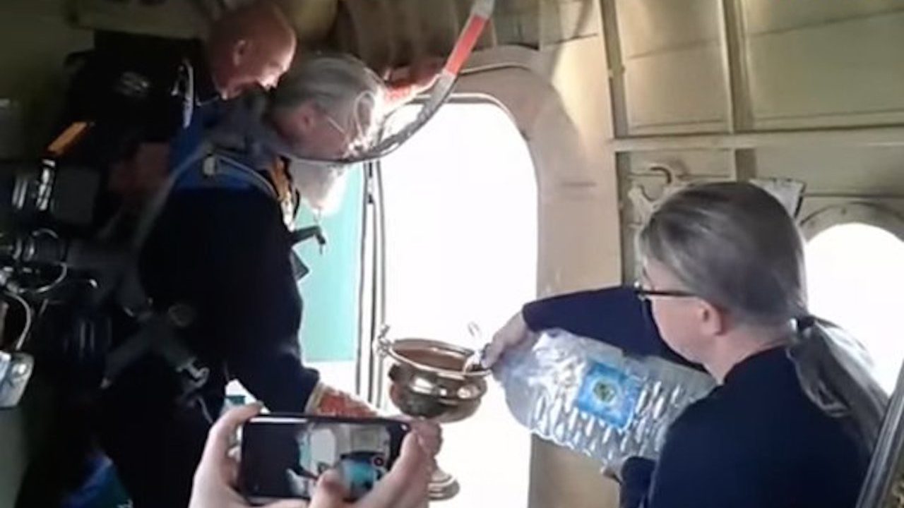 Sacerdotes arrojan agua bendita desde un avión Sacerd