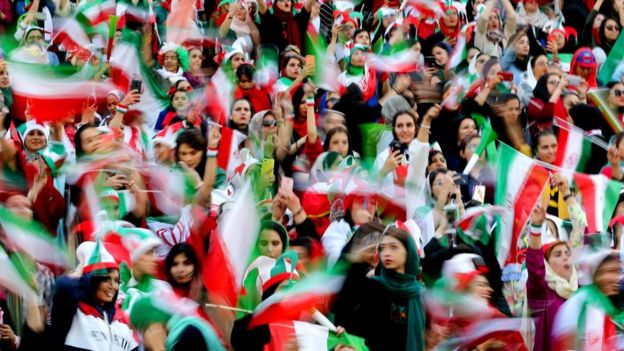 Mujeres pueden entrar a partido de fútbol en Irán