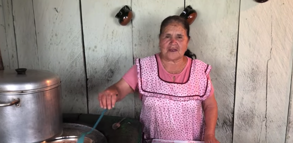Abuela mexicana lanza su canal de youtube; enseña a cocinar