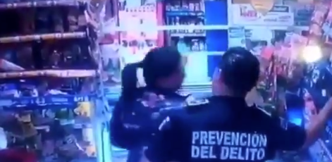 Policía es captado robando una tienda en Tlalnepantla