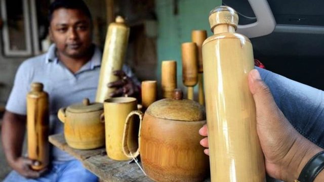Joven de la India crea botellas de bamboo ecológicas