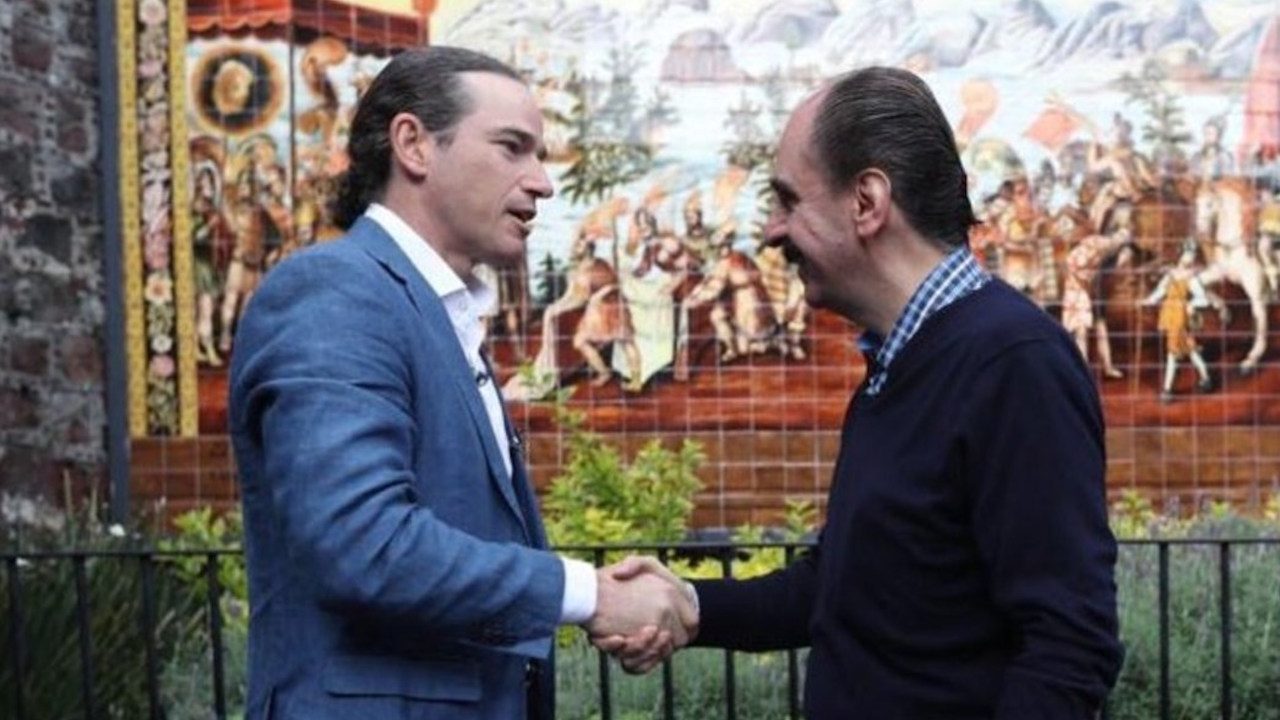 8/11/19 abrazo-descendientes-moctezuma-cortés/ manos