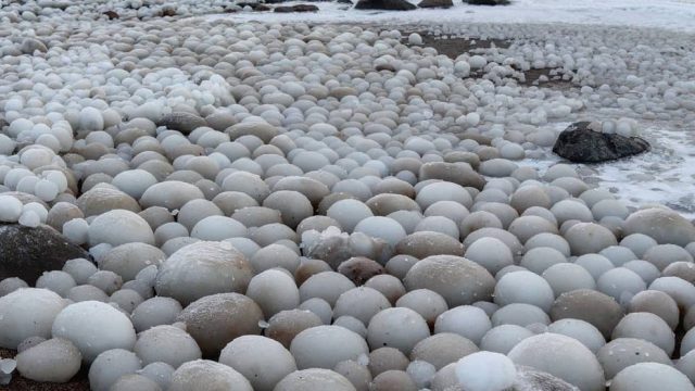 Aparecen huevos de hielo en playa de Finlandia
