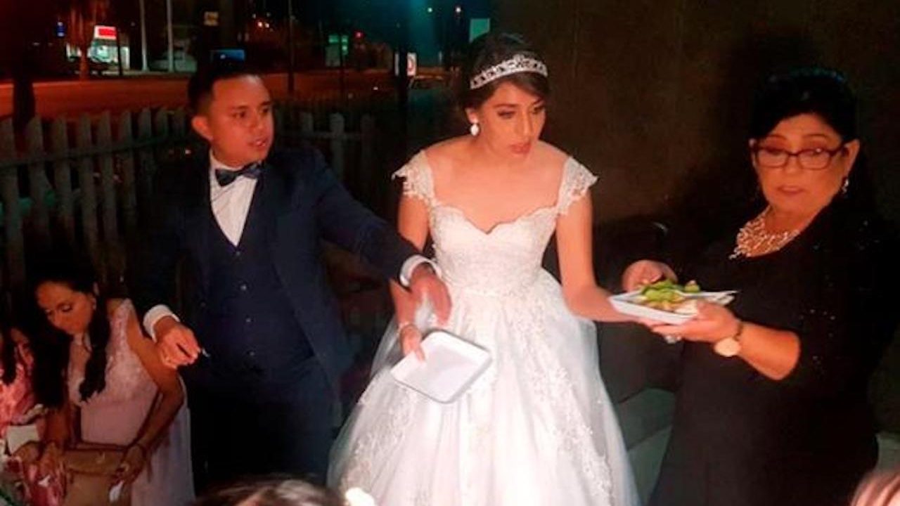 En Tamaulipas novios repartieron su banquete de bodas en un hospital Infantil