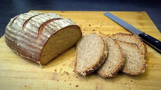 Mujeres cocinan pan que dura una semana con semilla de trigo en extinción