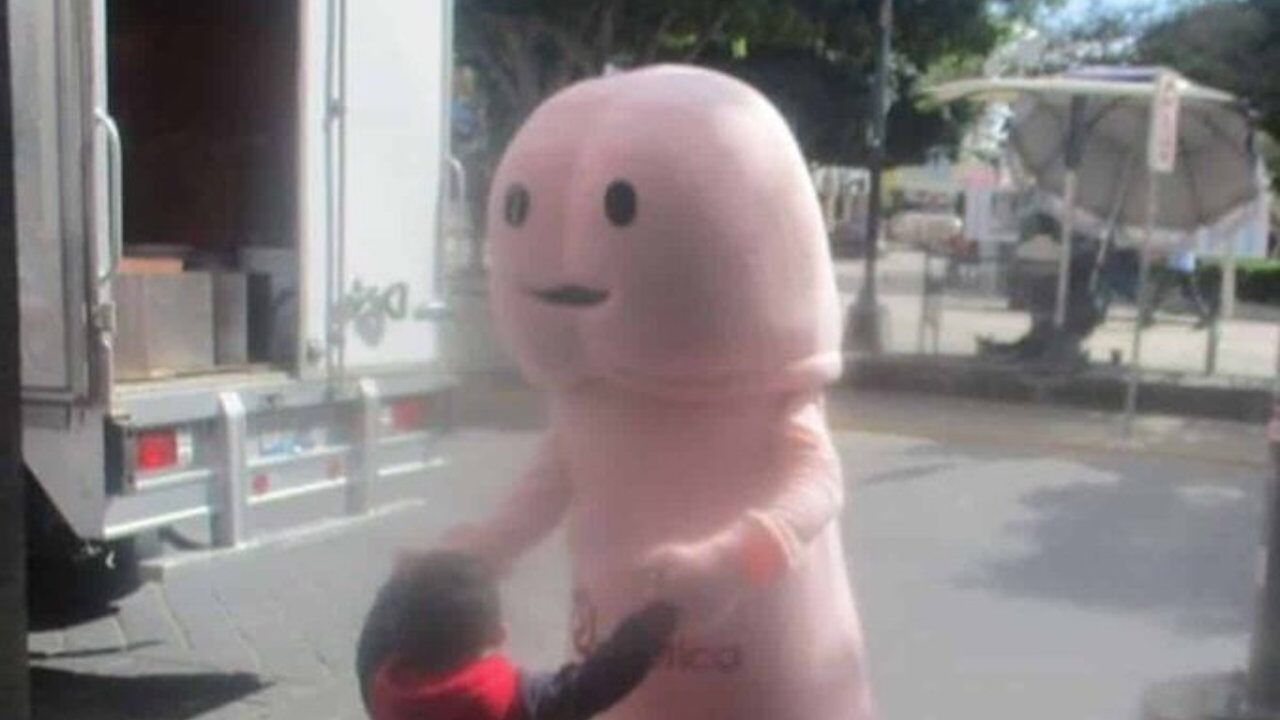 Una botarga de pene gigante aterrorizo a los ciudadanos de Puebla