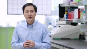 Condenan a científico chino por modificar genéticamente a bebés