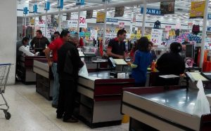 Morena propone sueldo y prestaciones para cerillos, meseros y despachadores de gasolina