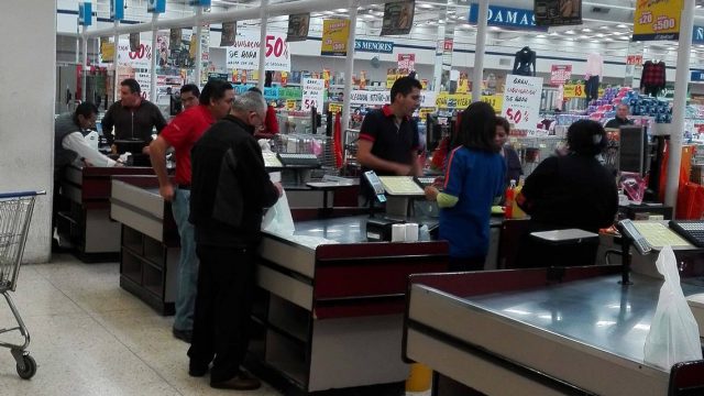 Morena propone sueldo y prestaciones para cerillos, meseros y despachadores de gasolina