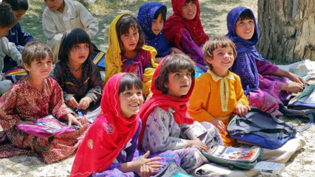 Afganistán: niñas se disfrazan de niños para poder estudiar.