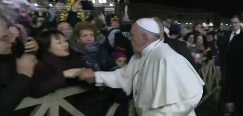 Papa Francisco Pide Una Disculpa Por Golpear a Una Mujer