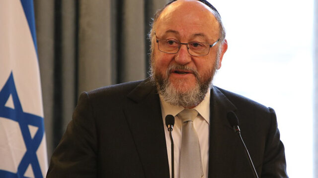 El rabino Ephraim Mirvis acusó a Facebook y Twitter de inacción ante "discursos de odio" antisemita en ambas redes sociales tras publicaciones de Wiley