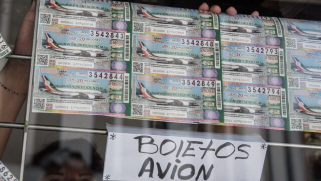 Presionan trabajadores INFONAVIT comprar cachitos rifa avión presidencial