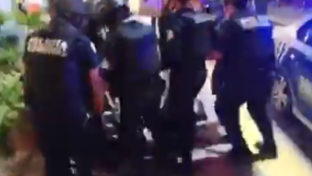 Policías de León, Guanajuato, reprimen marcha feminista. (Foto: Noticieros Televisa)