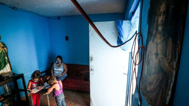 En Coahuila, mujer intentó entregar a sus hijos por no tener qué darles de comer. (Foto: Alejandro Rodríguez / Cuartoscuro)