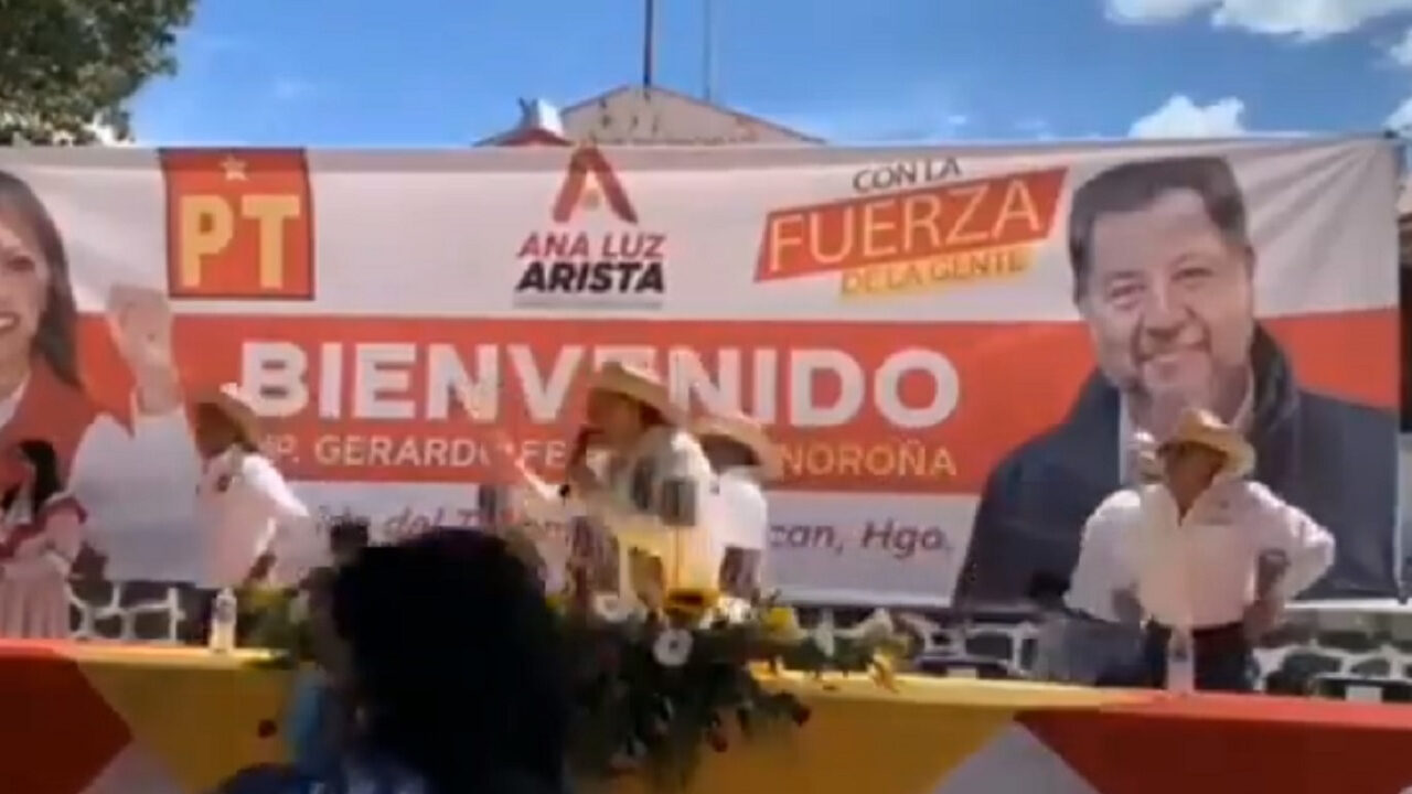 Lanzan huevos Fernández Noroña responsabiliza gobernador Hidalgo