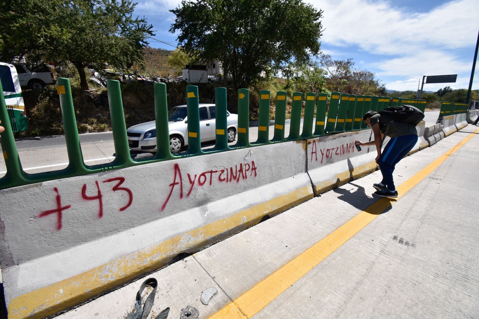 Guerrero: normalistas de Ayotzinapa toman caseta, piden verdad y justicia