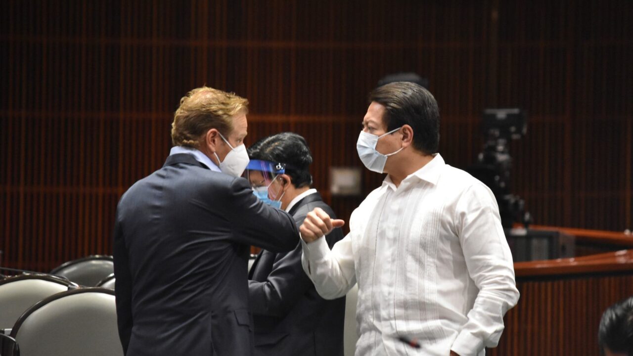 OMS: saludar con el codo no te salva del COVID-19